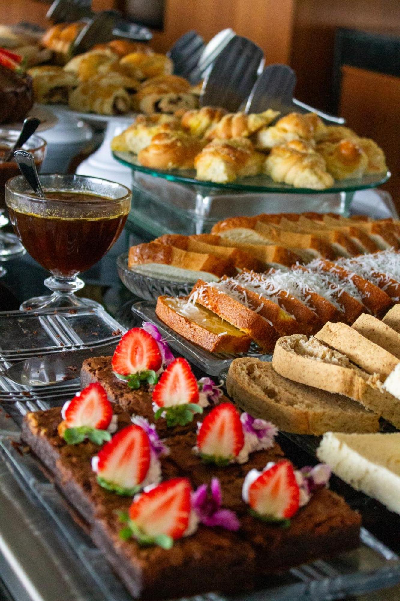 Hotel Senac Ilha Do Boi Vitória Eksteriør billede A selection of Italian pastries