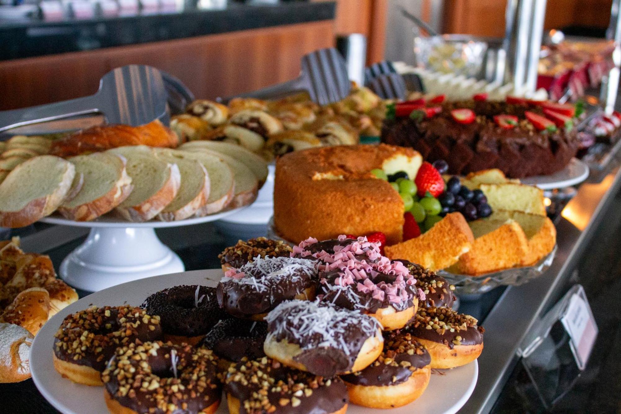 Hotel Senac Ilha Do Boi Vitória Eksteriør billede A selection of cakes